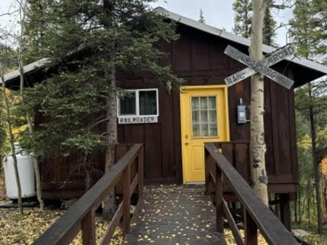 Railroader Cabin - 2 Doubles & 1 Bunk Bed