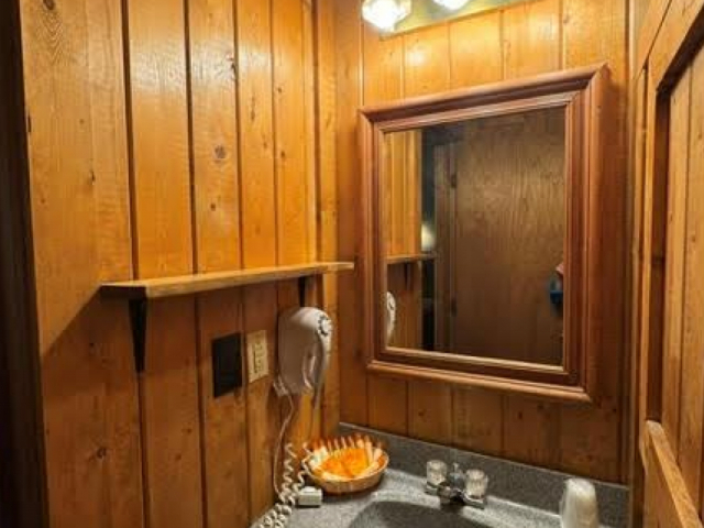 Railroader Cabin - 2 Doubles & 1 Bunk Bed