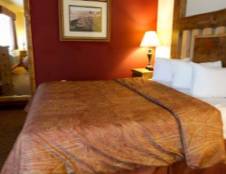 Lodge - 2 Queens Wheelchair Access Main Floor