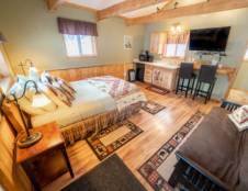 Birch or Spruce Cabin - 1 Queen & 1 Futon