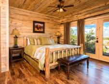 Lodge 132 - 2 Kings & 2 Twin/Double Bunk Beds