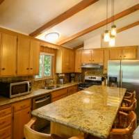 Kitchen and Breakfast Bar