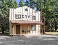 Sheriff Jail - 1 King & 1 Sofa Sleeper