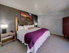 Creekside Suites - 1 King & 1 Queen Sofa Sleeper