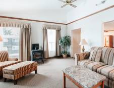 Patricia Suite - King, Jetted Tub & Fireplace