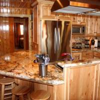 Grizzly Giant - Kitchen and Breakfast Bar