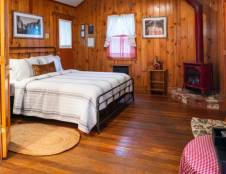 Deluxe Cottage - 1 Queen