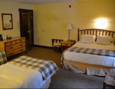 1 Queen Bed, 2 Twin Beds