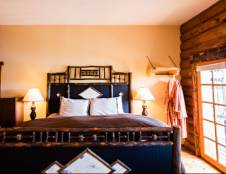 Lodge Room - 1 King and 1 Twin