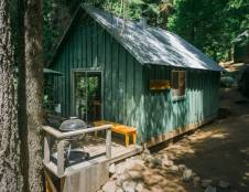 Creekside - Shared Bathroom