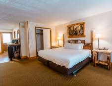 Deluxe Honeymoon Suite