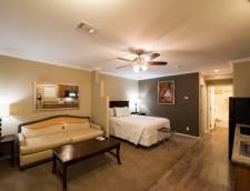 One Bedroom Skyline Villa W/ Kitchen - 2 Queens & 1 Sofa Sleeper