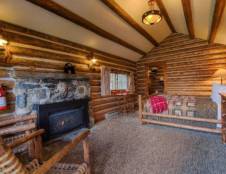 One Room Rustic Log Cabin - 1 Double with Gas Fireplace