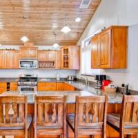 Bears Den - Kitchen and Breakfast Bar