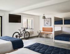 2 Queen Beds with 2 Queen Bunk Room