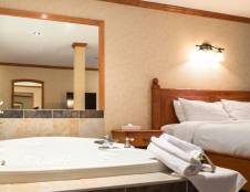 Sunwapta Suite - King Bed & Couples Jetted Tub