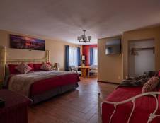 Queens Garden - 1 King & 1 Trundle Bed
