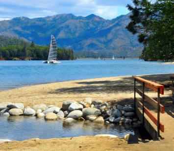 Sailing on Trinity Lake