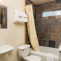 Wawona Chalet - Bathroom