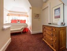 Nutmeg, Bass Cottage