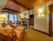 Family Loft Suite 1 King Bedroom 2 Singles Mountainside