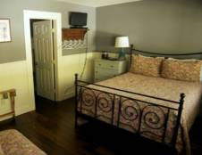 Deluxe Suite - 1 King & 1 Futon or 1 King