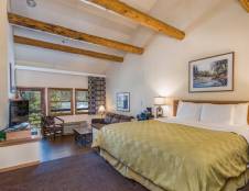 Lakeside Suites - 1 King & 1 Sofa Sleeper