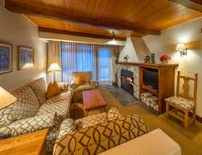 Family Superior Suite 1 King and Daybed Mountainside