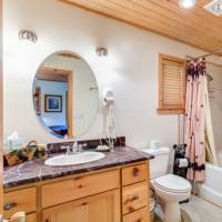 River Refuge - Upstairs Bathroom