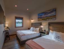 Triplex Cabin - 2 Queen Beds