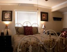 Cabin #6 - Honeymoon Cabin - 1 Queen