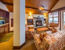 Family Loft Suite 1 King 2 Singles Mountainside
