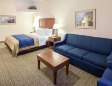 1 Queen Bed Suite with Kitchen