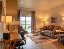 Golf View King Suite - 1 King & 1 Sofa Sleeper