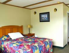 1 Queen + 1 Twin Bed - Kitchenette