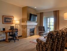 Mountain View King Suite - 1 King & 1 Sofa Sleeper