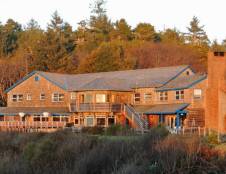 Non-View Lodge Rooms - 1 Queen