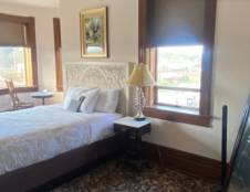 Queen Room With a Separate Bath & Spa