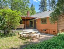 Sweetland Cabin - 1 King, 2 Queens & 1 Sofa Sleeper