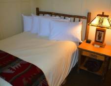 1 Queen Bed or 1 Queen Bed, Bath Tub