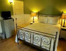 Deluxe Room with Spa Tub - 1 Queen