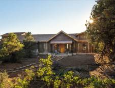 Lodge 212 - 2 Kings & 4 Twin/Double Bunk Beds