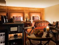 Superior Creekside Double Queen Guestroom with Fireplace