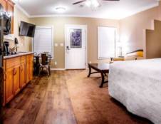 One Bedroom Villa w/ Kitchenette - 2 Queens