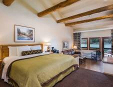 Lakefront Spa Suite - 1 King & 1 Sofa Sleeper