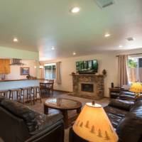 Blue Bird Ranch - Living Room and Breakfast Bar