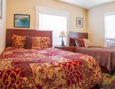 Two Bedroom River House - 2 Queens, 2 Twins & 1 Sofa Sleeper