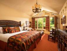 Superior Creekside King Cabin