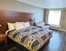 1 King Deluxe & Sofa Bed NO PETS Allowed