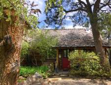 Bungalow - 1 Queen & 1 Day Bed